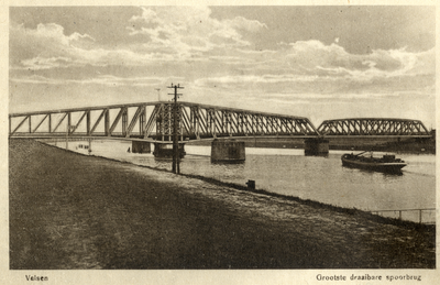 170124 Gezicht op de spoorbrug (draaibrug) over het Noordzeekanaal te Velsen.